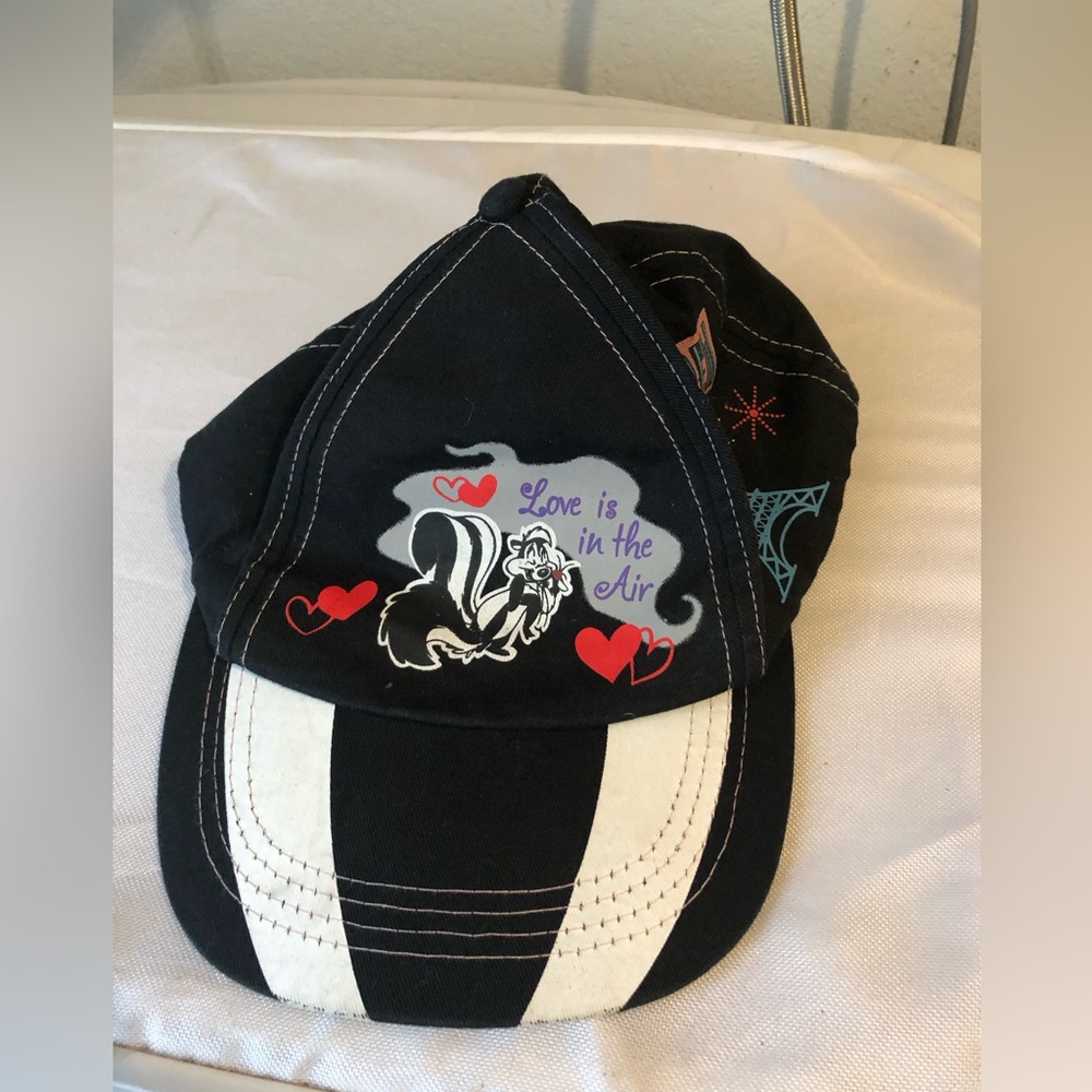 ❤️Rare! Pepe le Pew in Paris Cap- 959 $35 or $30 w/offer